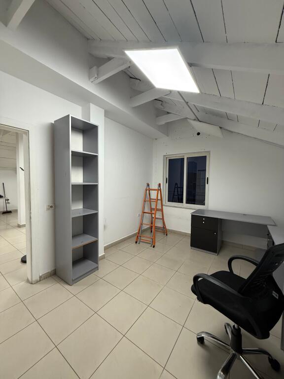 AMBIENT PËR ZYRA ME QERA, SHALLVARET, 240m2, 1500€/muaj