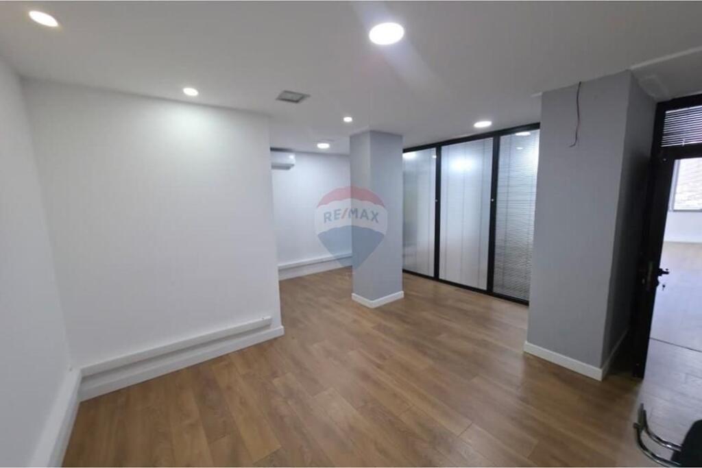 Zyrë me Qira – 370 m² te Usluga