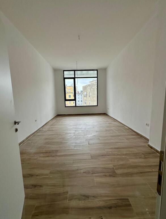 Jepet me qera zyre , donika center