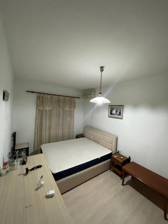 Shitet apartament 2+1 me hipoteke mbrapa pallatit me shigjeta