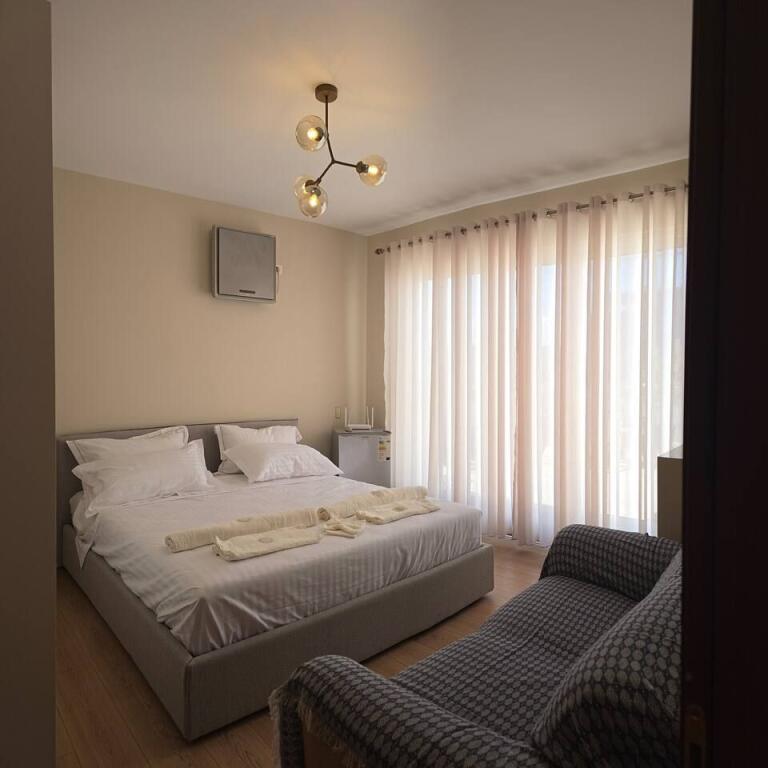 Jepet me QIRA apartament 2+1+ verandë në Ish Bllok afër Sky Tower