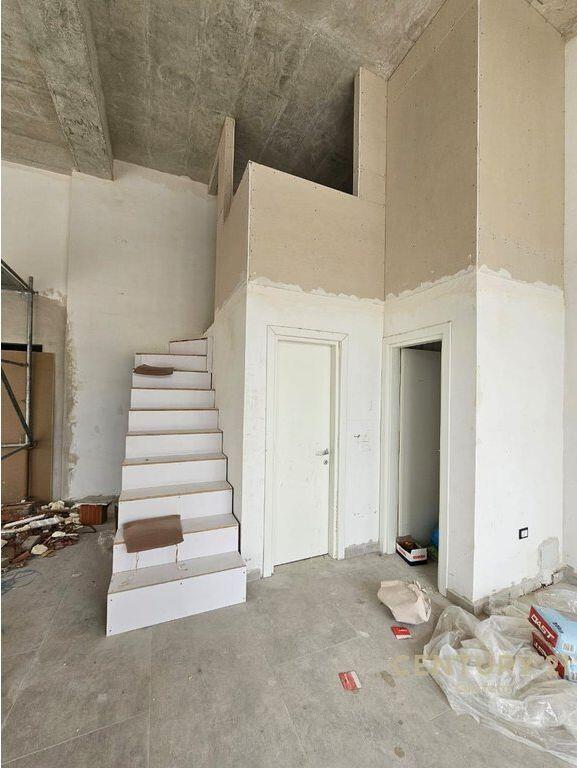 JEPET ME QIRA NJËSI KOMERCIALE ME FASAD NE RRUGE (CORNER), PRANE ISH FUSHA AVIACIONIT 1,300 € /Muaj