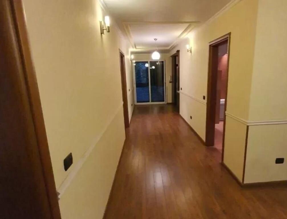 INVESTIM,Jepet me qera vile 3-kateshe ne ish-stacionin e fundit te Tiranes se re !!