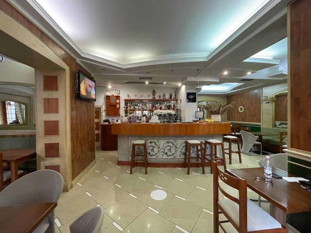 AMBIENT KOMERCIAL PER QIRA NE RRUGEN E KAVAJES ! 2,500 € /Muaj