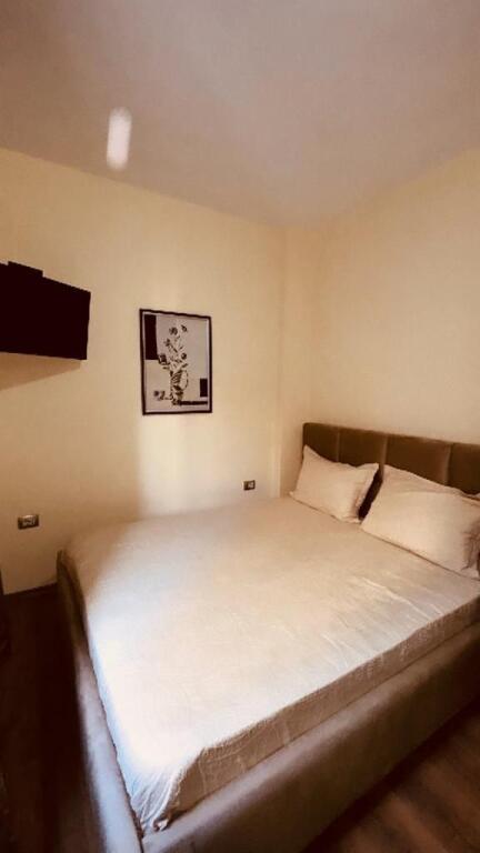 SHITEt APARTAMENT 2+1 &amp;  Garsionere prane Amabasades Amerikane