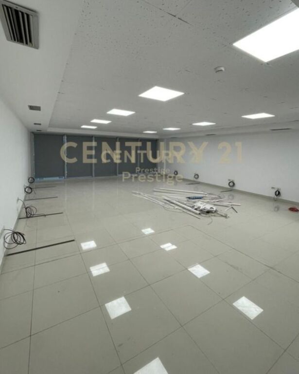 ✨ Jepet me Qira – Ambient i Madh Zyre pranë Librit Universitar 📍