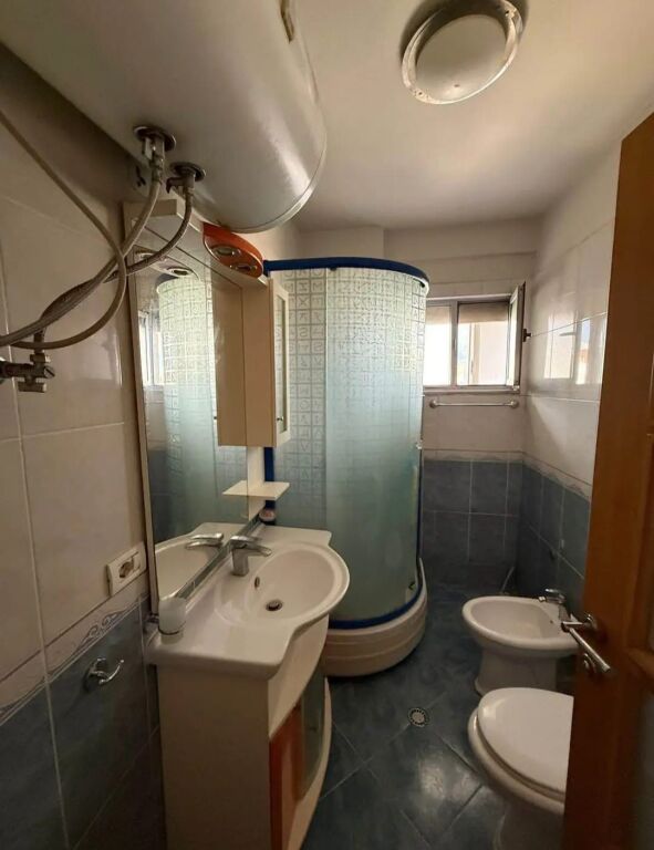 Shitet apartament 2+1 tek Irfan Tomini