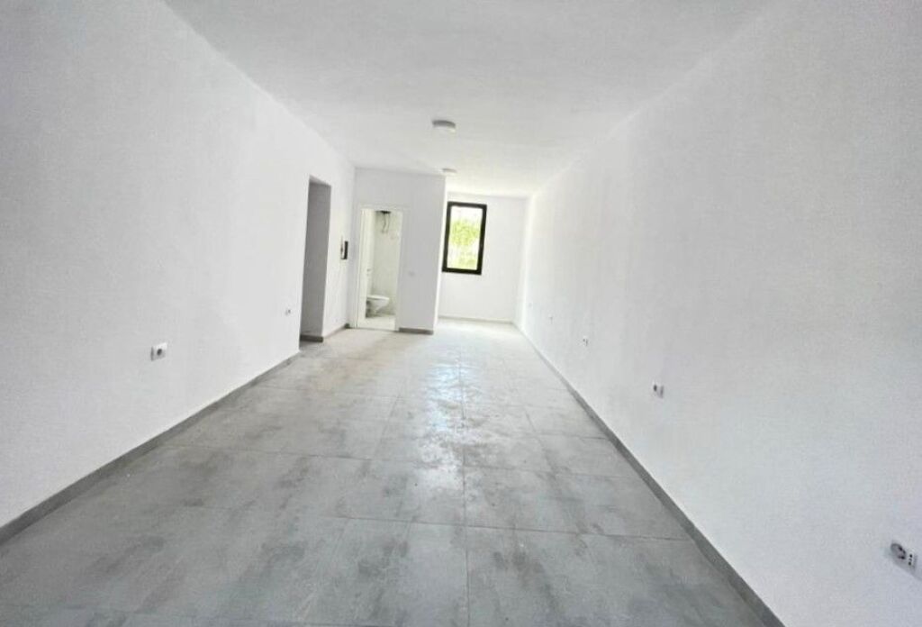 Dyqan Ne Shitje Prane Stadiumit Dinamo (ID BD1166) Tirane