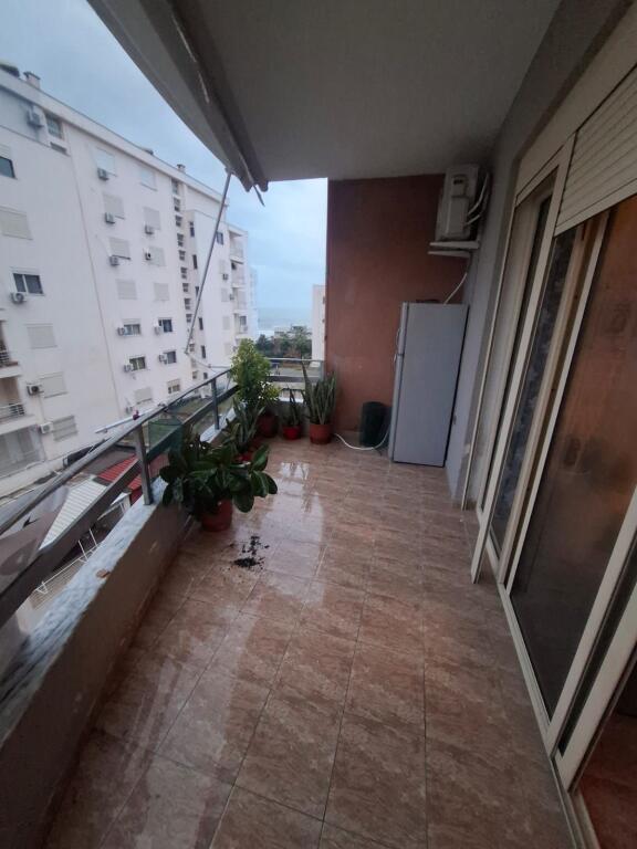 Jepet me Qera Apartament 1+1 Ne Plazh Hekurudha