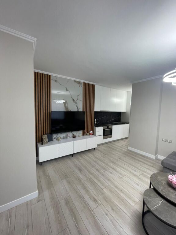 Jepet me qera 1+1 Rruga Kosovareve 800 euro