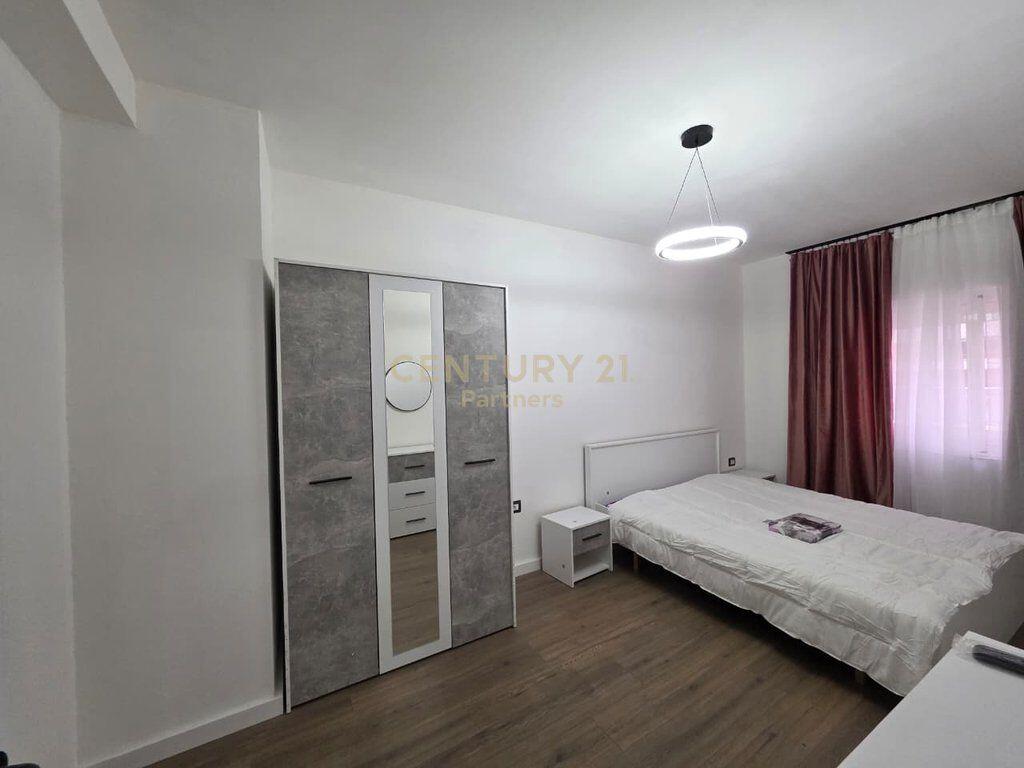 Komuna e Parisit Apartament 1+1 me Verande ne Shitje