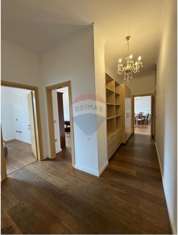 Apartament 4+1 per qira ne Bllok, tek Garda!