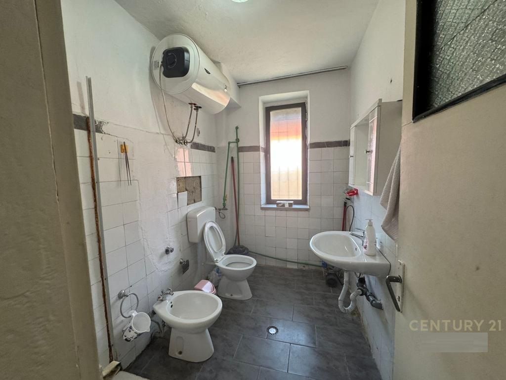 Shitet apartament 1+1,Rruga 4 Deshmoret!