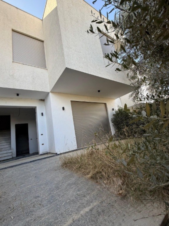 🏡 SHITET VILË NË SELITË – PRANË KODRËS SË DIELLIT ⚜️  📍 Vendndodhja: Selitë, vetëm pak minuta nga Kodra e Diellit Zonë elitare, shumë e qetë dhe e rrethuar nga gjelbërim 🌿 🛠 Viti i ndërtimit: 2022 🚗 Garazh: Për 2 makina (i përfshirë në çmim)  📐 Sipërfaqet e pronës: ▪️ Sipërfaqe totale: 175.4 m² ▪️ Sipërfaqe ndërtimi (neto): 149.6 m² ▪️ Sipërfaqe e përbashkët: 25.8 m² ▪️ Verandë: 51.5 m² me pamje panoramike nga Tirana 🌇  🔹 Organizimi i vilës: 🛋️ Sallon i bollshëm dhe shumë i ndriçuar 🍽️ Ambient gatimi i veçuar 🛏️ 3 dhoma gjumi 🚿 3 tualete modernë 🌿 Verandë e madhe me akses direkt nga ambientet e brendshme  ✨ Cilësi & avantazhe: ✔️ Kubaturë e rregullt dhe planimetri funksionale ✔️ Punime cilësore (dopjo gips + lesh guri për izolim maksimal) ✔️ Ajër i pastër, qetësi dhe privatësi ✔️ Vila shitet e pamobiluar  💰 Çmimi: 360,000 €  📞 Për më shumë informacion ose për të organizuar një vizitë në pronë, kontaktoni: 