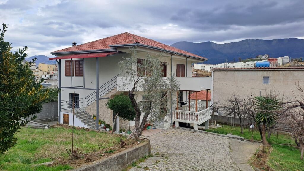 Shtëpi 2-katshe - Sanatorium