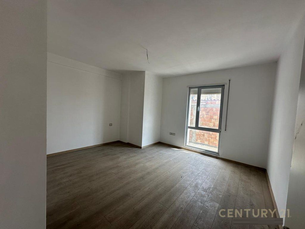 Shitet apartament 2+1+2 në Xhamllik