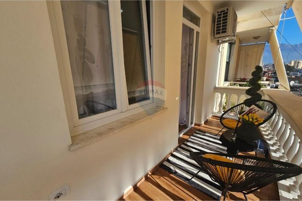 apartament me qira tek 21 dhjetori , prane mozaikut