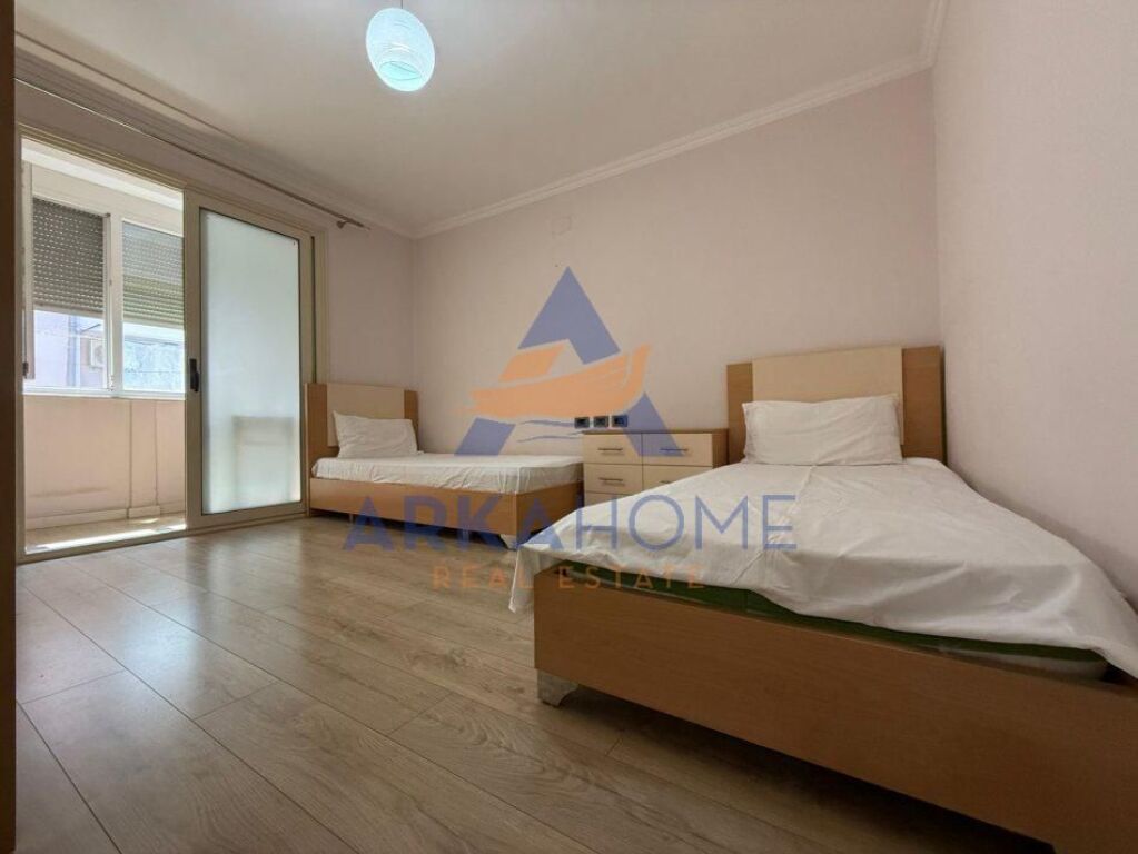 SHITET APARTAMENT 2+1 "MBRAPA SHKOLLËS SË BASHKUAR,RRUGA KONGRESI I MANASTIRIT" 160000 EURO