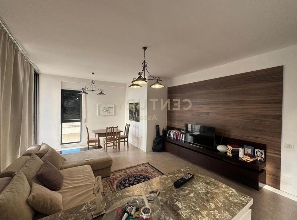 Shitet apartament 2+1+2 me dy ballkone në Fresk