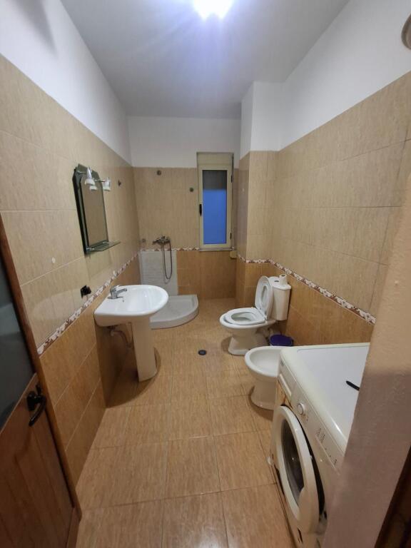 Jepet me Qera Apartament 1+1 Ne Plazh Hekurudha