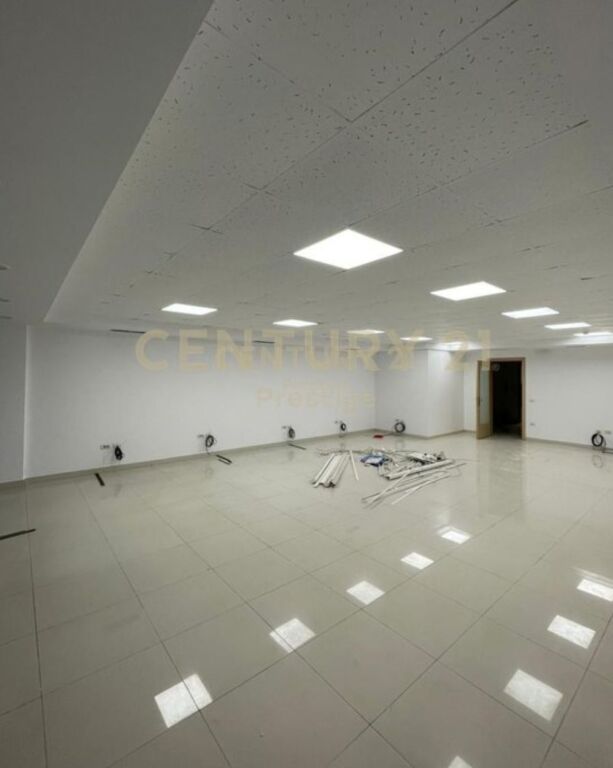 ✨ Jepet me Qira – Ambient i Madh Zyre pranë Librit Universitar 📍