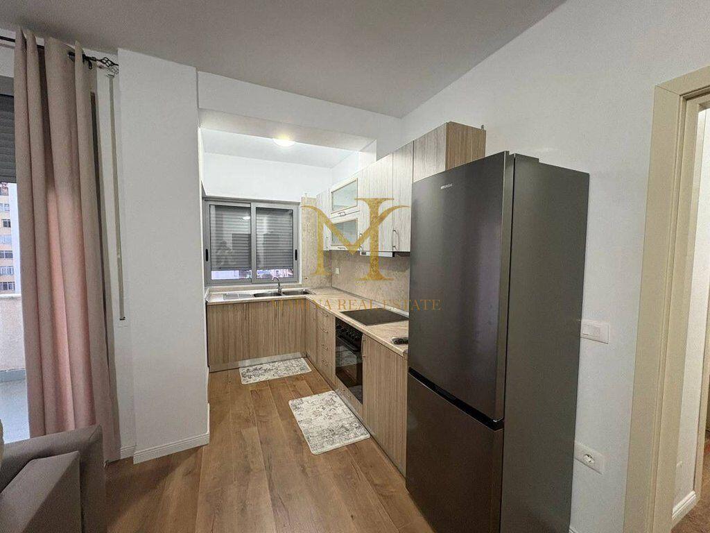 APARTAMENT 2+1 ME QERA ,PRANE URT NE DURRES!