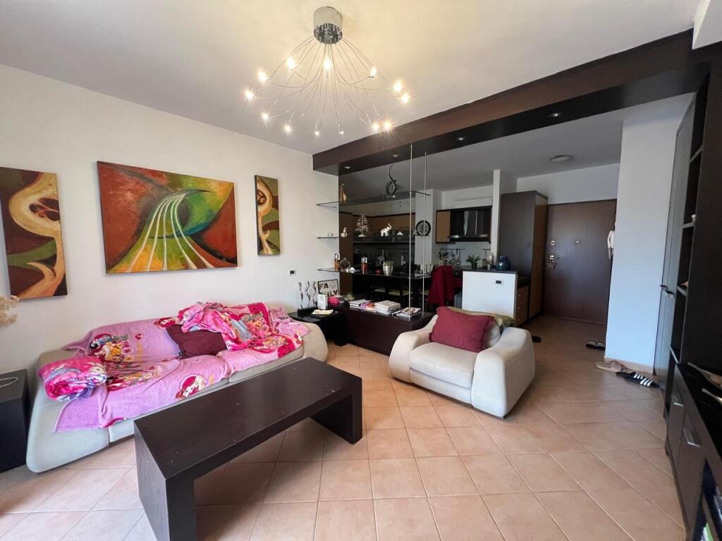 APARTAMENT 2+1 E SHITJE TE KOMUNA PARISIT