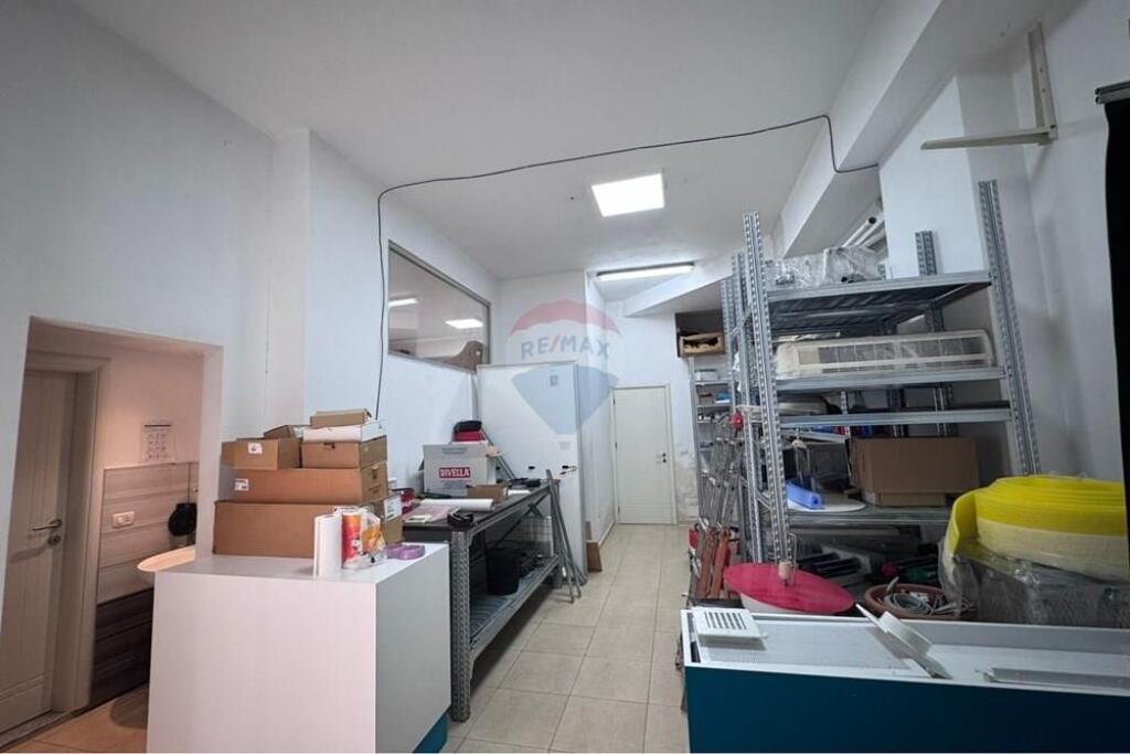 ISH PARKU, AMBIENTE COMMERCIALE IN VENDITA