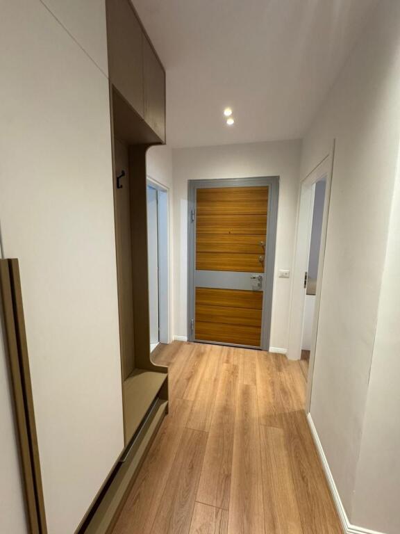 SHITET APARTAMENT 2+1 KAFE FLORA " DONIKA CENTER"