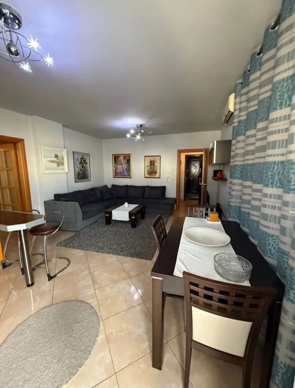 Shitet apartament 2+1 tek Irfan Tomini