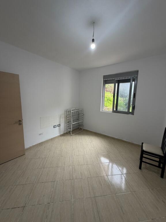 Shitet Apartament 1+1 i ndodhur ne shkembin e kavajes mbi shina