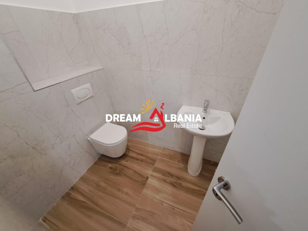 2 Ambienti Commerciali in Affitto nel Centro di Tirana (ID 42611403)