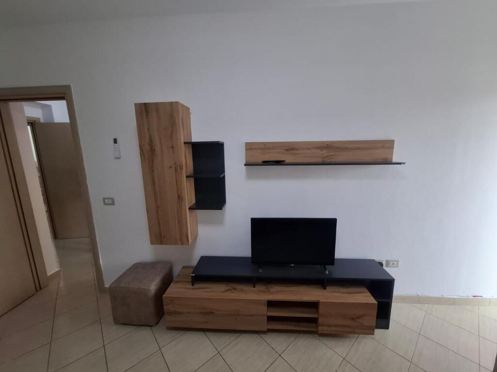 Jepet me Qera Apartament 2+1+2 Ne Plazh Hekurudha