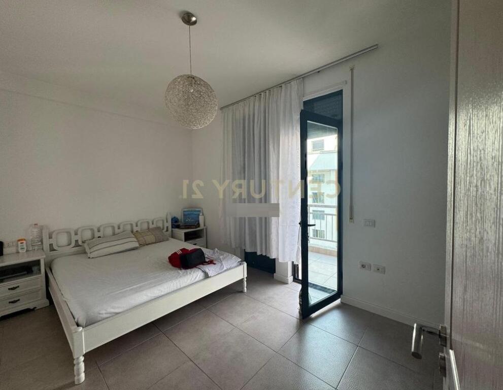 Shitet apartament 2+1+2 me dy ballkone në Fresk