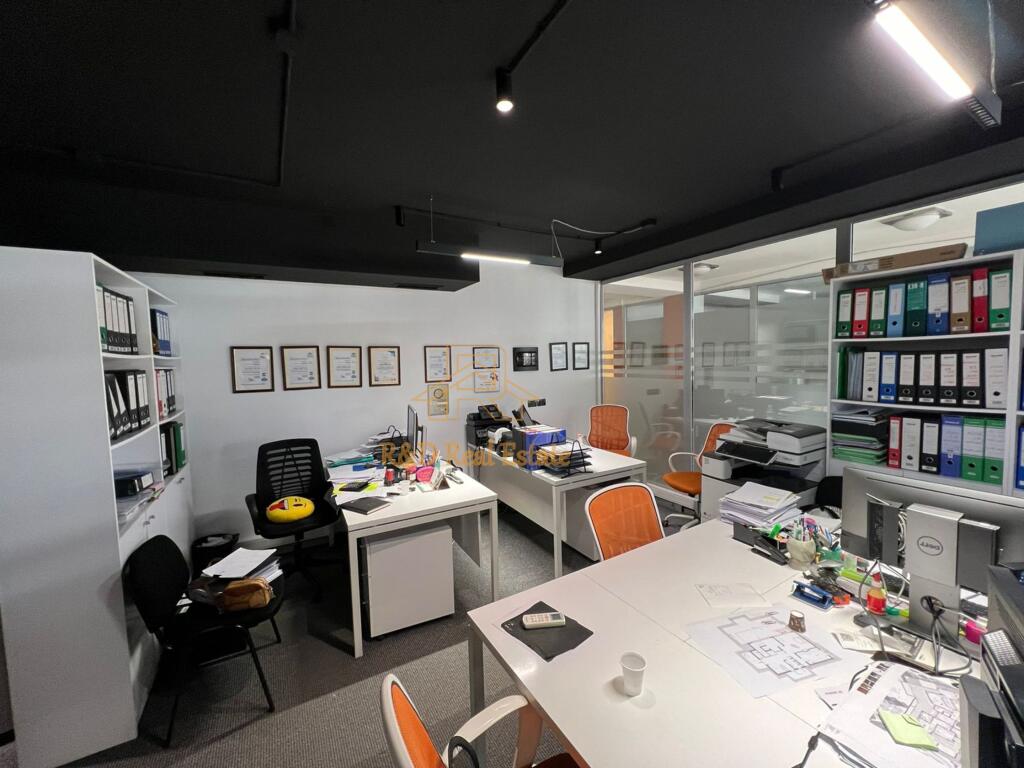 🏢 AMBIENT ZYRE ME QERA – Pazari i Ri, Tiranë