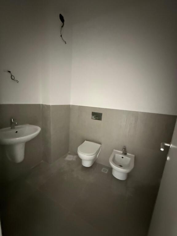 🏢A pochi minuti dall'Ambasciata Americana, si affitta un appartamento 1+1 vuoto, 59.000 Leke (netto)  