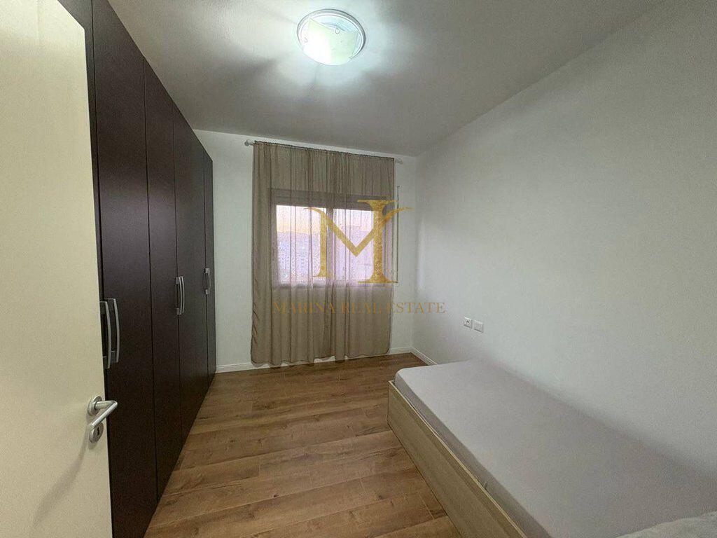 APARTAMENT 2+1 ME QERA ,PRANE URT NE DURRES!