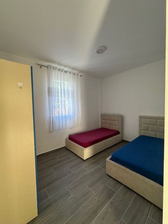Apartament 2+1+2 poste parkimi në Kombinat I sapo mobiluar