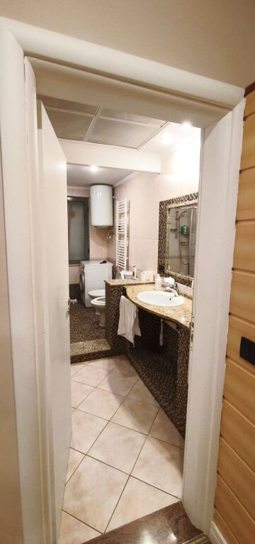 Shiten 2 hyrje të bashkangjitura (1+1) dhe një garsoniere,
