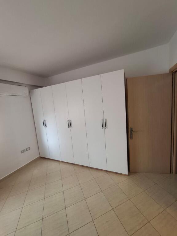 Jepet me Qera Apartament 2+1+2 Ne Plazh Hekurudha