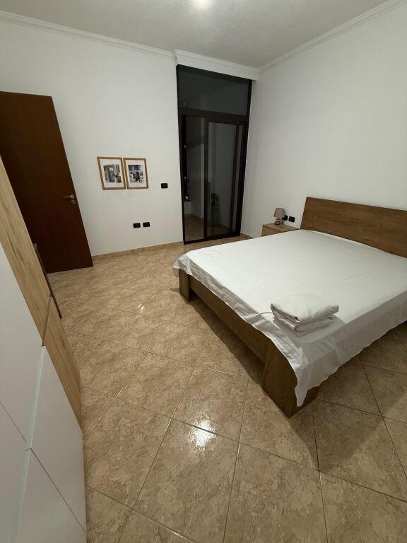 Jepet me qera 2+2 te treni mobiluar ashensor 599 eu