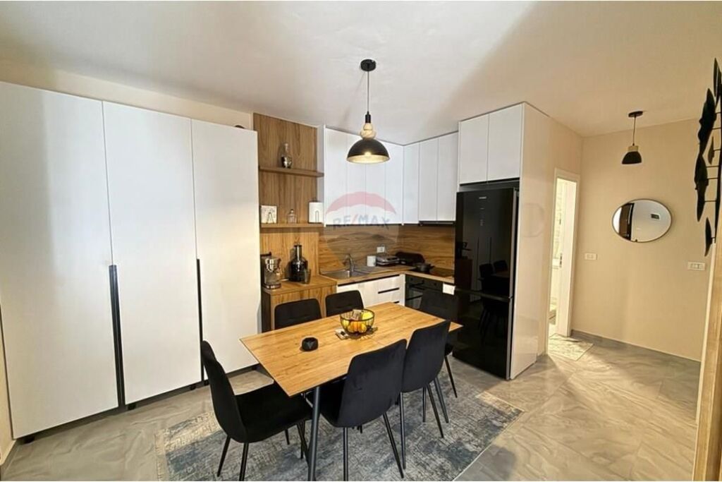 Apartament - Për Shitje - Rruga Bamir Topi, Tiranë