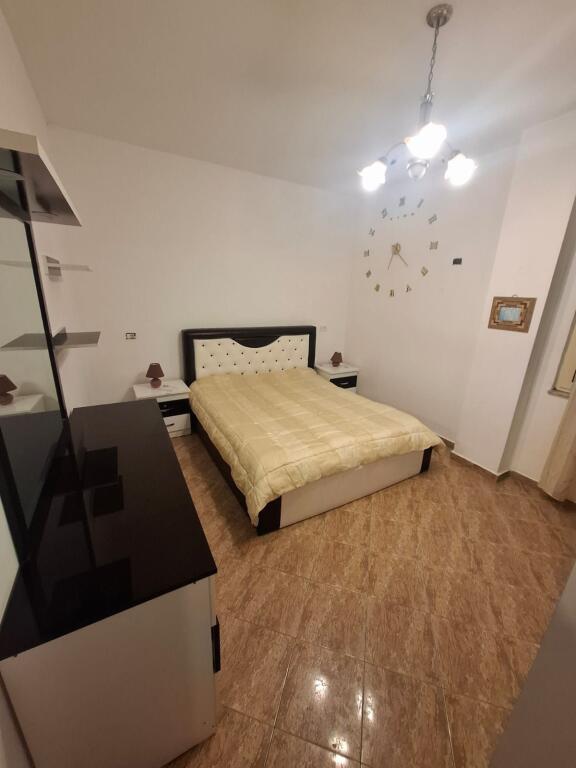 Jepet me Qera Apartament 1+1 Ne Plazh Hekurudha