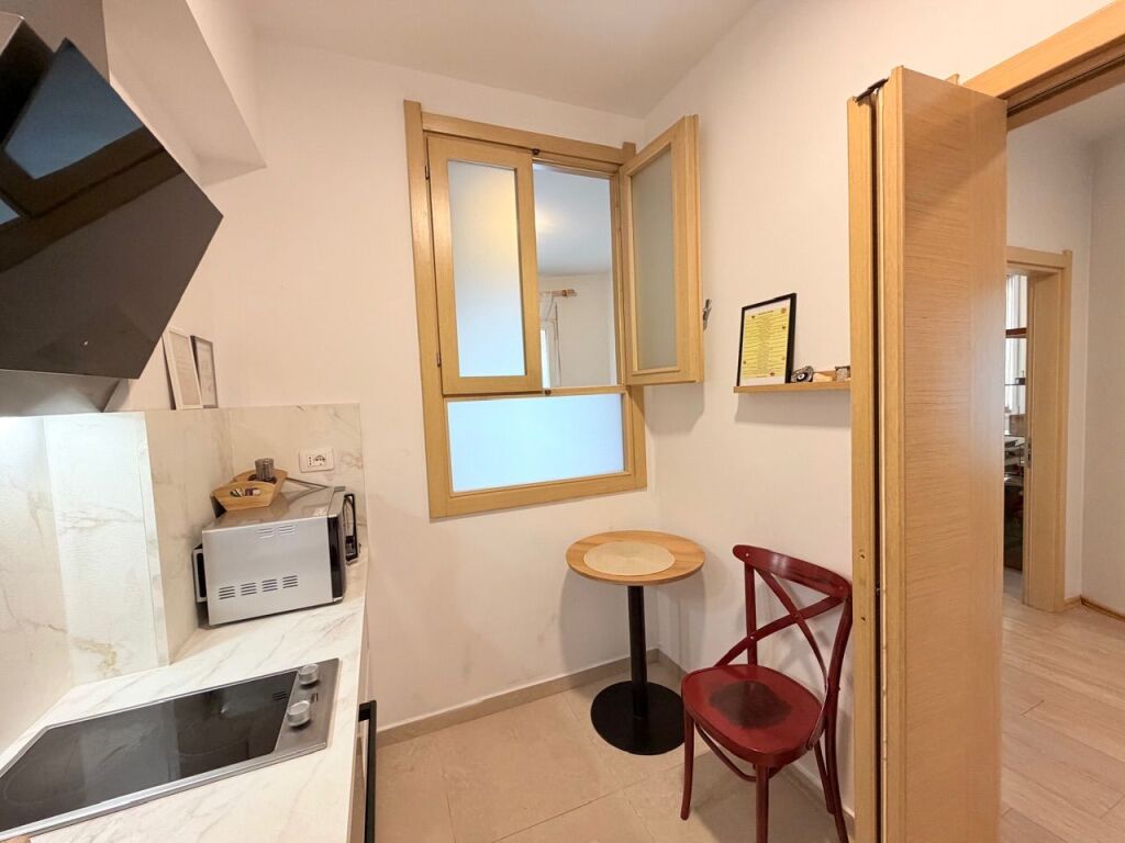 SHITET apartament 3+1 plot dritë tek HIPOTEKA e Tiranës