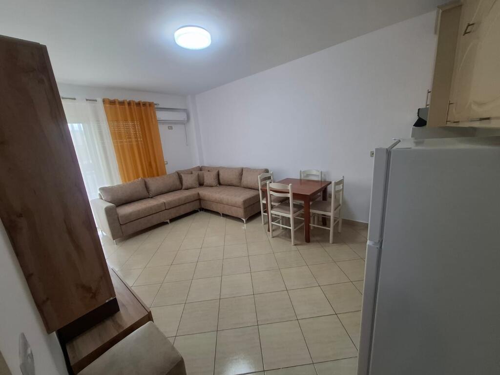 Jepet me Qera Apartament 2+1+2 Ne Plazh Hekurudha