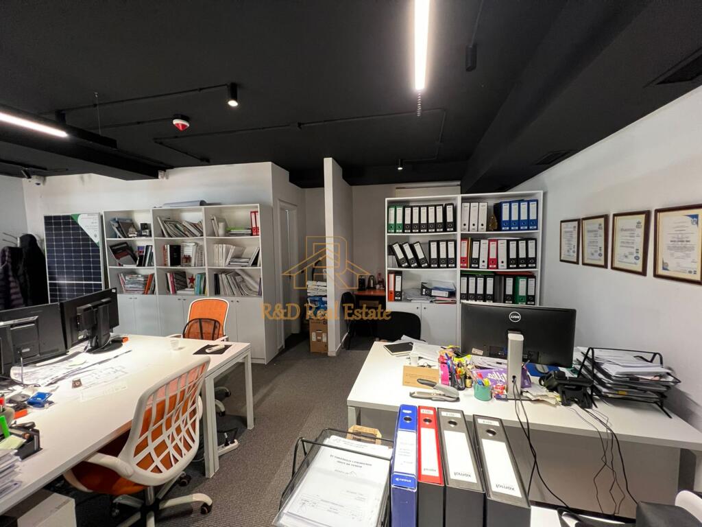 🏢 AMBIENT ZYRE ME QERA – Pazari i Ri, Tiranë