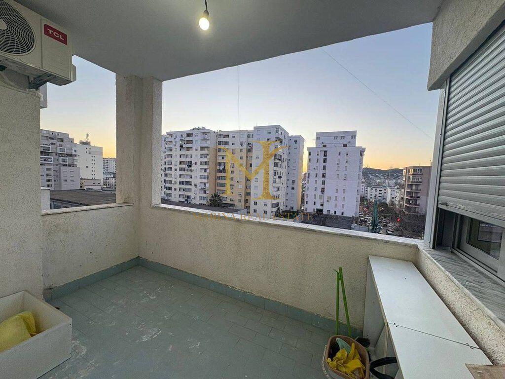 APARTAMENT 2+1 ME QERA ,PRANE URT NE DURRES!