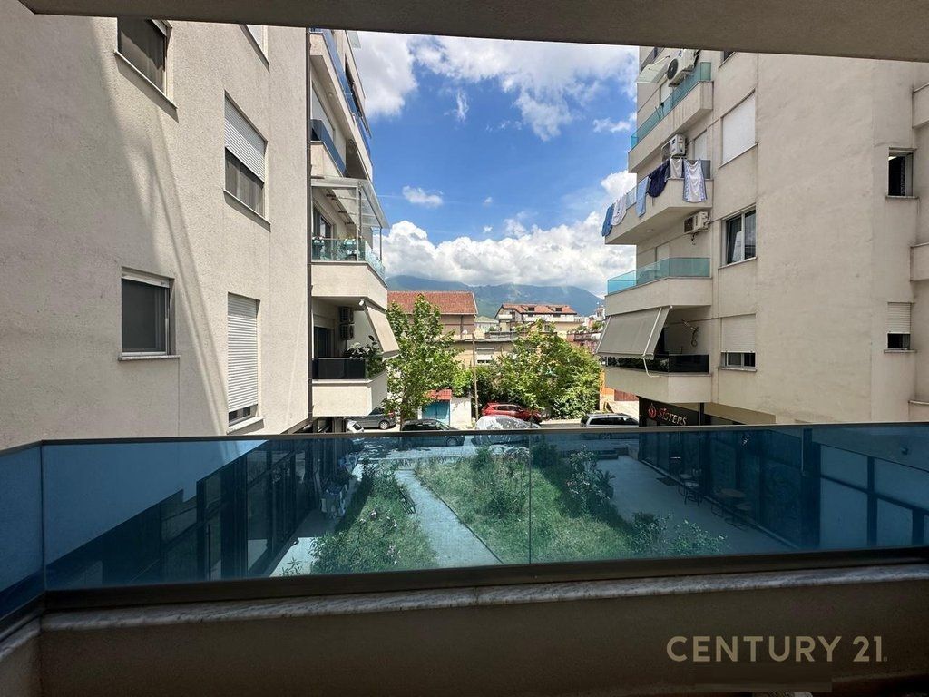 Shitet apartament 2+1+2 në Xhamllik