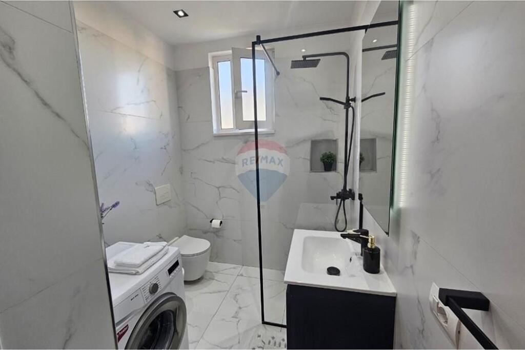 apartament me qira tek 21 dhjetori , prane mozaikut