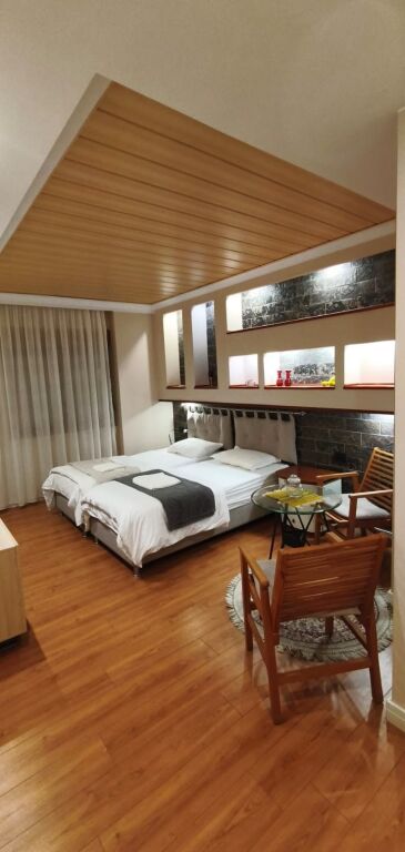 Shiten 2 hyrje të bashkangjitura (1+1) dhe një garsoniere,
